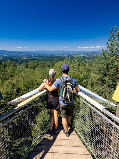 Paar genießt die Aussicht vom Aussichtspunkt. | © Graz Tourismus - Harry Schiffer