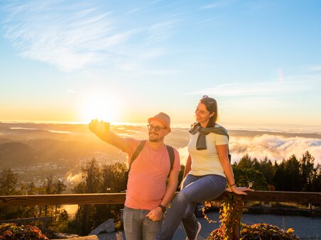 Couple taking a selfie at sunset in Graz. | © Graz Tourismus - Mias Photoart