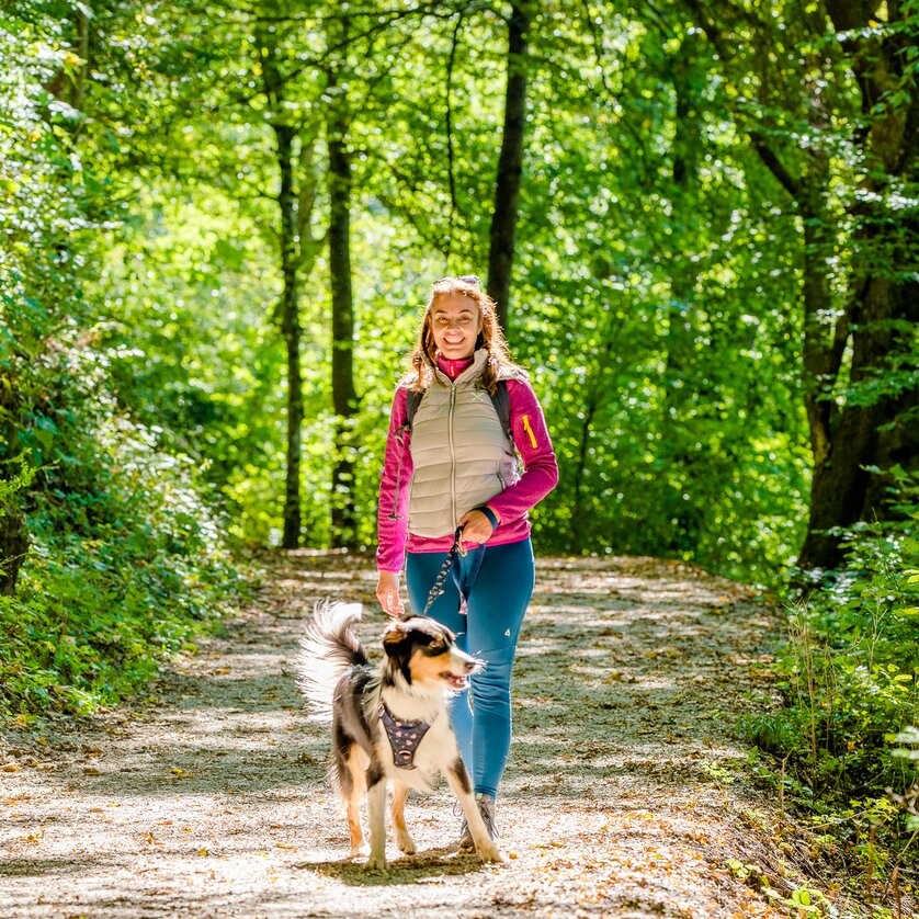 Wanderung zum Fürstenstand in Graz | © Graz Tourismus - Mias Photoart-28 Eine Frau geht mit ihrem Hund auf einem Waldweg in Graz. | © Graz Tourismus - Mias Photoart-28
