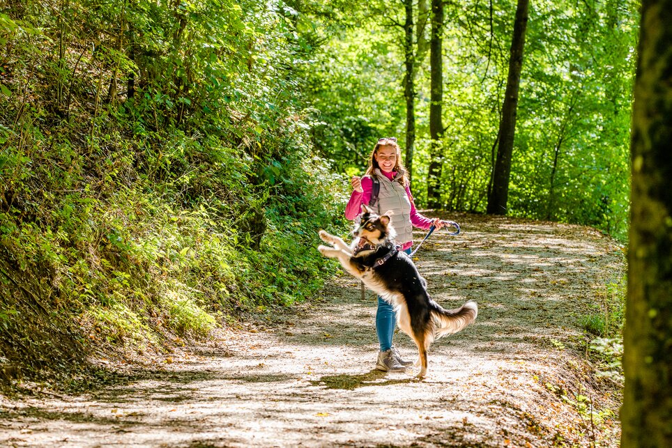 Wanderung zum Fürstenstand in Graz | © Graz Tourismus - Mias Photoart-27 Frau mit Hund auf einem Waldweg während der Wanderung. | © Graz Tourismus - Mias Photoart-27