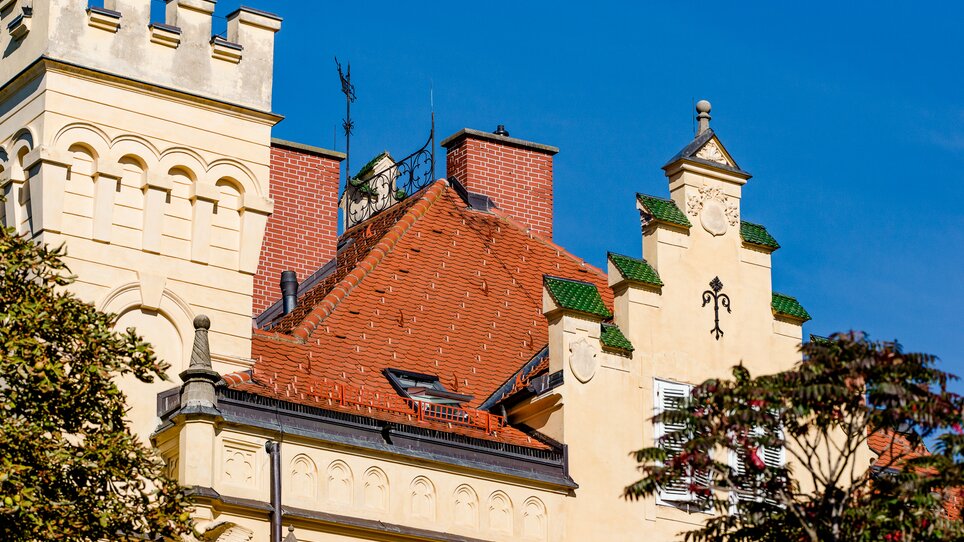 Vista del tetto di un edificio storico con tetto di tegole. | © Graz Tourismus - Mias Photoart