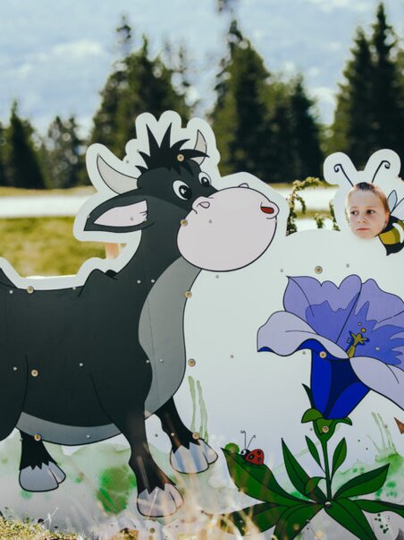 Zwei Kinder hinter Schautafeln mit Tiermotiven am Schöckl. | © Lupi Spuma