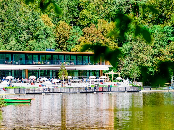 Moderne Architektur am Thalersee mit vielen Gästen im Freien. | © Graz Tourismus - Mias Photoart