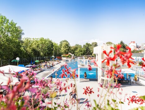 View of Augartenbad Graz with many visitors and colorful sunbeds. | © Holding Graz - Joel Kernasenko