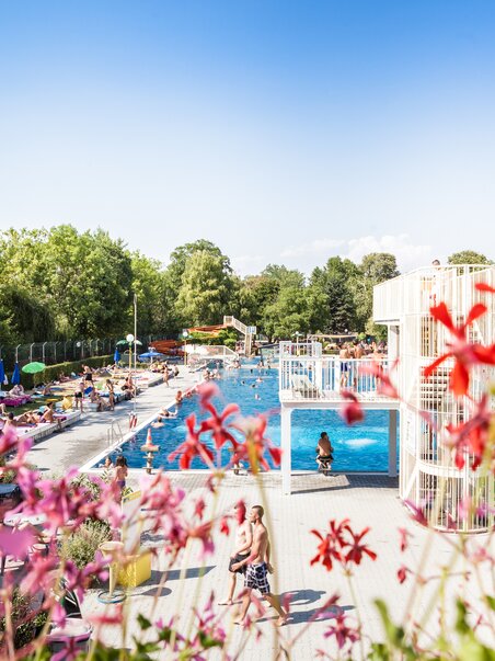Vista dell'Augartenbad Graz con molti visitatori e lettini colorati. | © Holding Graz - Joel Kernasenko