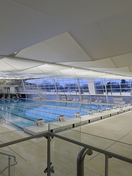 Piscina moderna con pareti di vetro e piscina a Graz. | © Holding Graz - Helge Sommer
