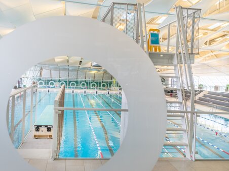 Vista interna della piscina Auster a Graz, con corsie e torre di tuffo. | © Holding Graz - achtzigzehn