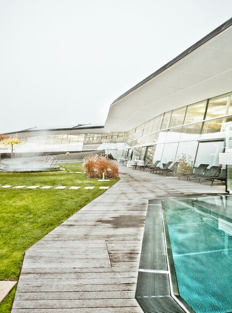 Modernes Schwimmbad mit Gartenbereich in Graz. | © Holding Graz - Lupi Spuma
