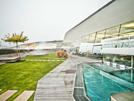 Moderna piscina con area giardino a Graz. | © Holding Graz - Lupi Spuma