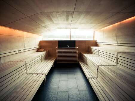 Sauna elegante con panche in legno e illuminazione ambientale. | © Holding Graz - Lupi Spuma