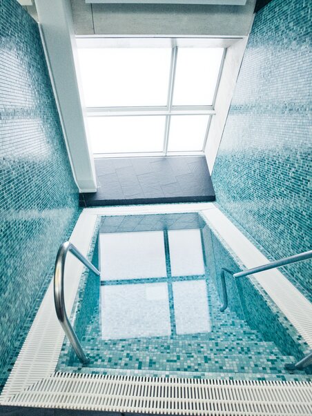 Vista della piscina Auster a Graz con piastrelle blu. | © Holding Graz - Lupi Spuma