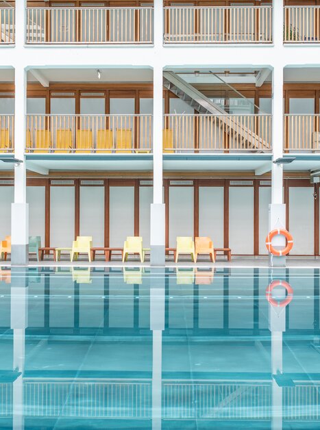 Swimming pool Bad zur Sonne with elegant architecture and reflecting water. | © Holding Graz - achtzigzehn