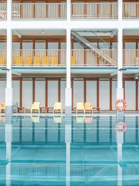 Swimming pool Bad zur Sonne with elegant architecture and reflecting water. | © Holding Graz - achtzigzehn