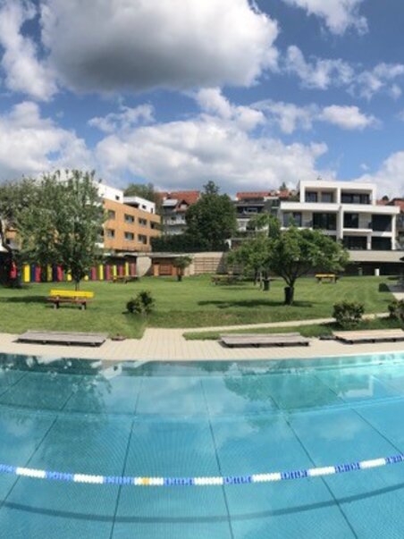 Panorama of Ragnitzbad featuring pool and green areas. | © Ragnitzbad
