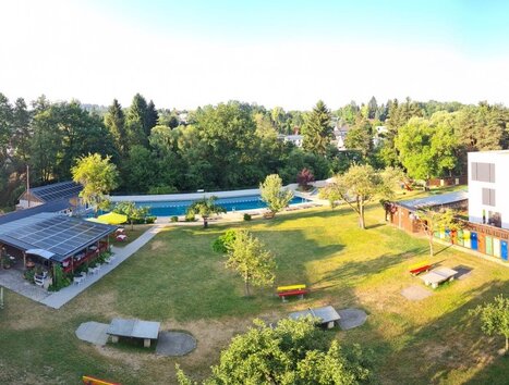 Panoramic view of Ragnitzbad with garden and pool. | © Ragnitzbad