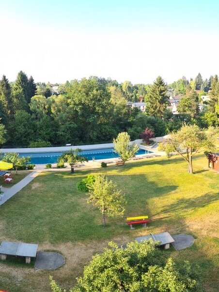 Panoramic view of Ragnitzbad with garden and pool. | © Ragnitzbad