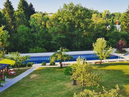 View of Ragnitzbad with pool and green areas in Graz. | © Ragnitzbad