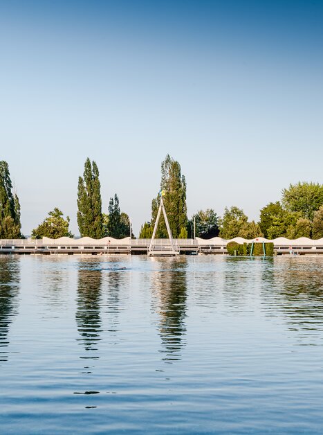 Calm water reflecting the surroundings in Graz. | © Holding Graz - Joel Kernasenko