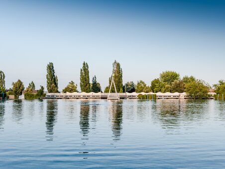 Acqua calma che riflette l'ambiente a Graz. | © Holding Graz - Joel Kernasenko