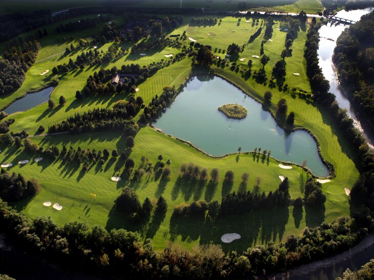 Vista panoramica di un campo da golf con corsi d'acqua e alberi. | © GEPA Pictures - Murhofgrupp