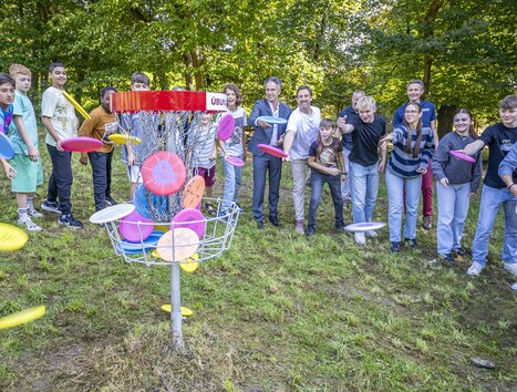 Gruppo di adolescenti e adulti che giocano a disc golf nella natura. | © Stadt Graz - Foto Fischer