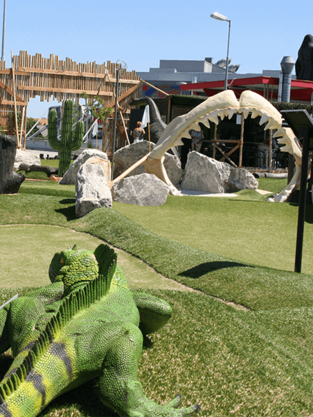 Campo da mini golf con dinosauro e scheletro di squalo a Graz. | © Center West