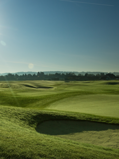 Expansive golf course basking in sunlight. | © GC Grazer MurAuen