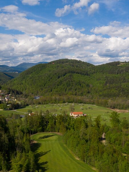 Blick auf den Golfplatz bei Graz mit Bergen und Wolken. | © GEPA-pictures - Murhof Gruppe