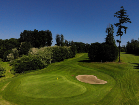 Vista del campo da golf al Grazer Golfclub Thalersee con bunker. | © GEPA-pictures - Murhof Gruppe