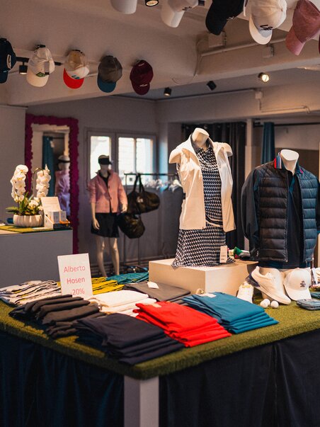 Negozio di golf moderno con abbigliamento e accessori. | © GEPA I RUFF Golf Graz