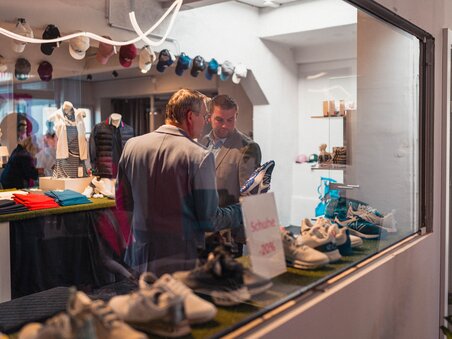 Due uomini guardano le scarpe in un negozio di golf. | © GEPA I RUFF Golf Graz