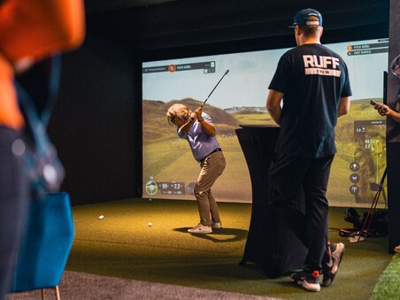 Persona colpisce una pallina da golf in un simulatore. | © GEPA I RUFF Golf Graz
