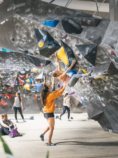 Arrampicata sportiva in una palestra con spettatori e allenatori. | © byAchimR