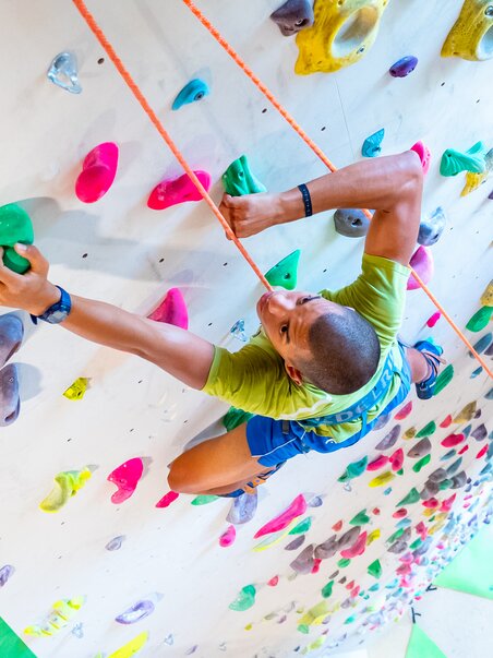 Ein Kletterer erklimmt eine Kletterwand im City Adventure Center. | © C-A-C