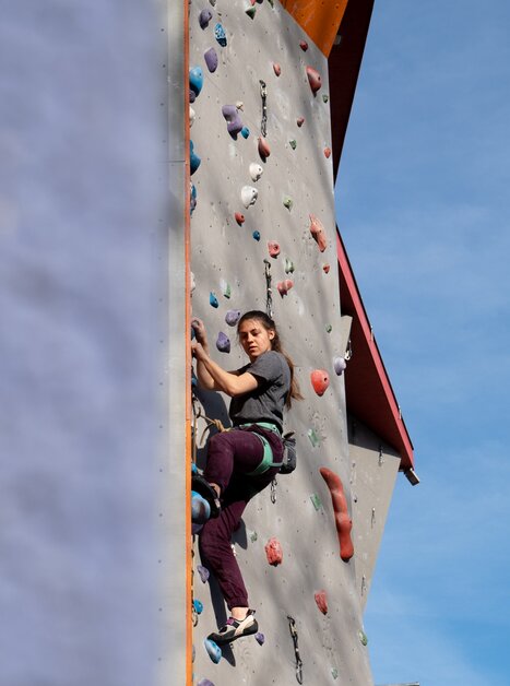 Eine Klettererin an einer Kletterwand im City Adventure Center in Graz. | © C-A-C
