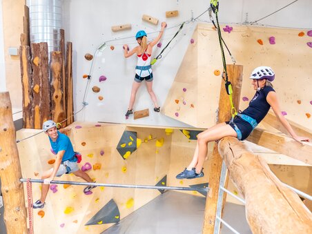 Drei Personen beim Klettern in einer Kletterhalle in Graz. | © C-A-C