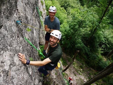 Zwei Kletterer am Felsen beim Klettern in der Natur. | © Focus Climbing Graz