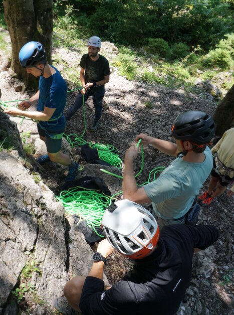 Group training in rock climbing with ropes and helmets. | © Focus Climbing Graz