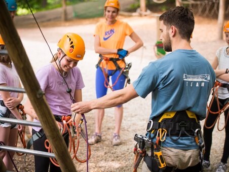 Group activity in the climbing forest with instructor and participants. | © WAP