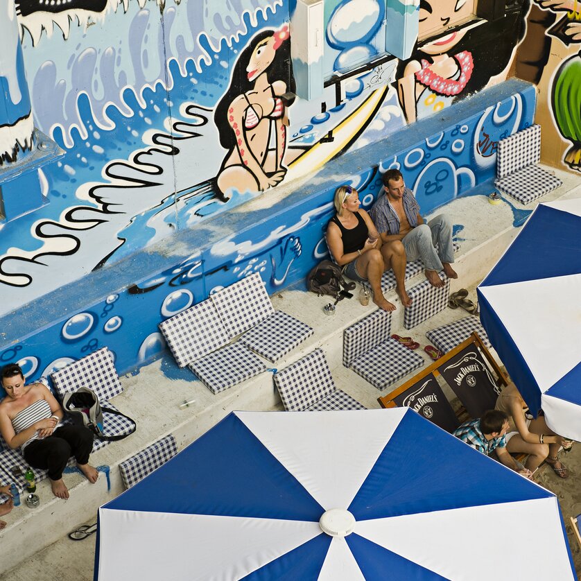 Citypeach Graz: Beach bar con graffiti | © Toni Muhr Vista di un beach bar con graffiti e lettini da sole. | © Toni Muhr