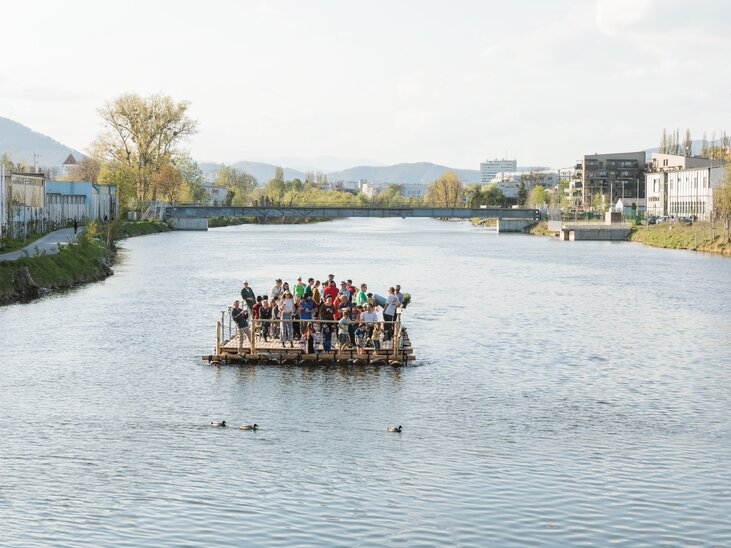 Gruppe von Menschen auf einem Floß auf der Mur in Graz. Entspannte Atmosphäre am Wasser. | © LippZahnschirm
