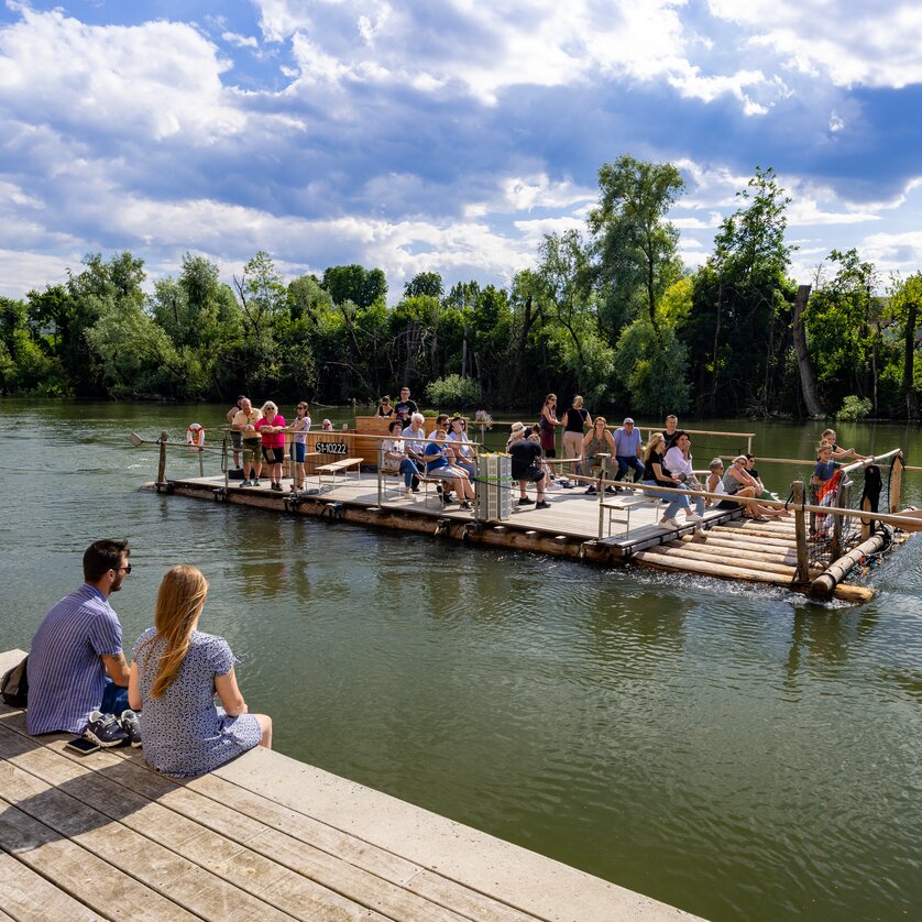 Die Flößerei I Floßlände am Stadtstrand beim Puchsteg I Graz | © Harry Schiffer Die Flößerei I Floßlände am Stadtstrand beim Puchsteg und Floß in der Mur I Graz | © Harry Schiffer