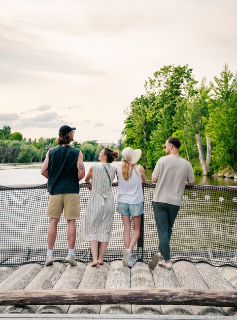 Group of people enjoying the view of the river in Graz. | © Graz Tourismus - Mias Photoart