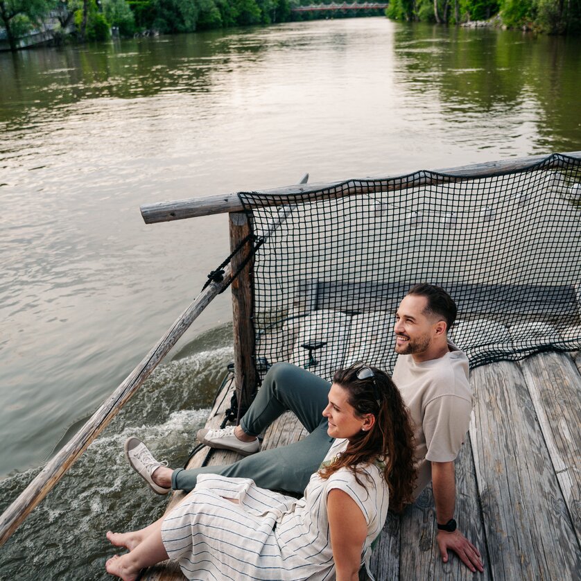 Rafting in Graz with the | © Graz Tourismus - Mias Photoart Couple sitting by the river enjoying the view while rafting. | © Graz Tourismus - Mias Photoart