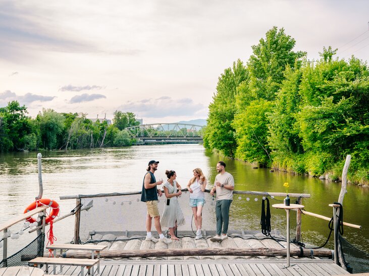 Floßfahren in Graz mit der Flößerei | © Graz Tourismus - Mias Photoart Gruppe von Freunden genießt Zeit am Fluss in Graz, umgeben von Bäumen. | © Graz Tourismus - Mias Photoart