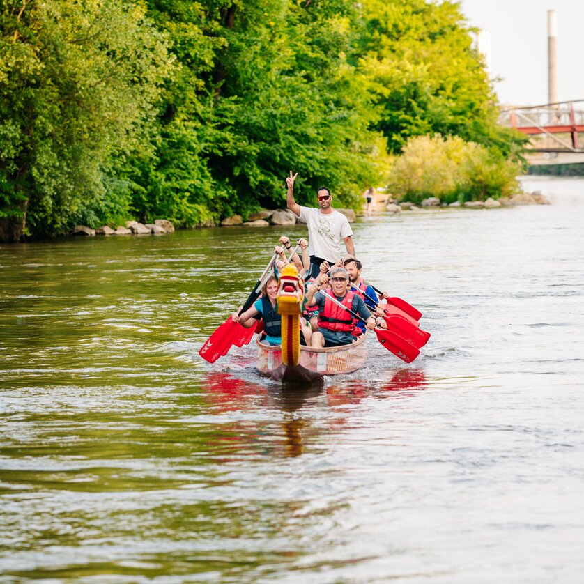 A group of people canoeing on the Mur River in Graz, surrounded by trees. | © Graz Tourismus - Mias Photoart