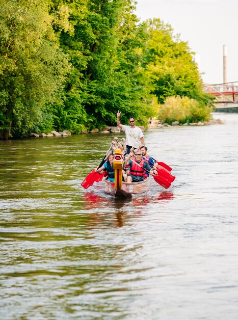 A group of people canoeing on the Mur River in Graz, surrounded by trees. | © Graz Tourismus - Mias Photoart