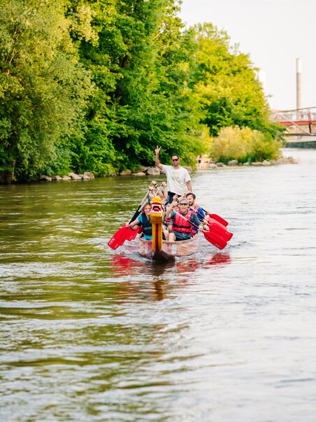 Eine Gruppe von Menschen beim Kanu fahren auf der Mur in Graz - umgeben von Bäumen.  | © Graz Tourismus - Mias Photoart