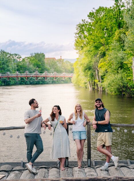 Four friends enjoy drinks on a raft on the Mur in Graz. | © Graz Tourismus - Mias Photoart