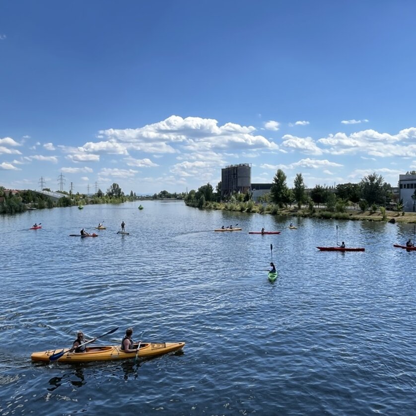 Kayakers on the Mur river in Graz on a sunny day. | © Die Flößerei